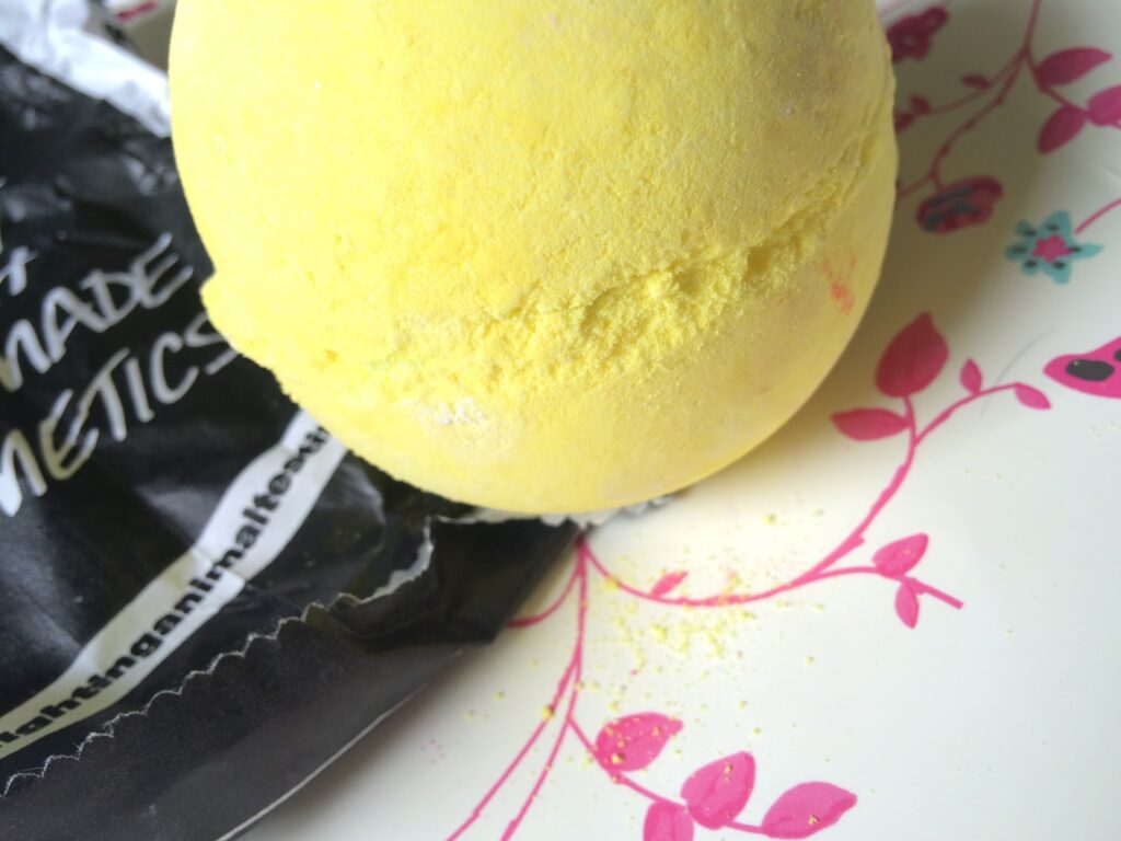 Fizzbanger bath bomb from Lush Extreme close up of Fizzbanger bath bomb from Lush