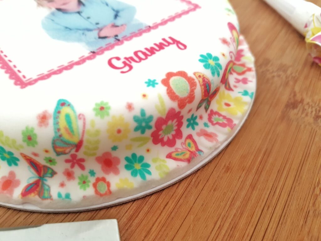 A close up of the bakersday 5 inch letterbox cake floral design