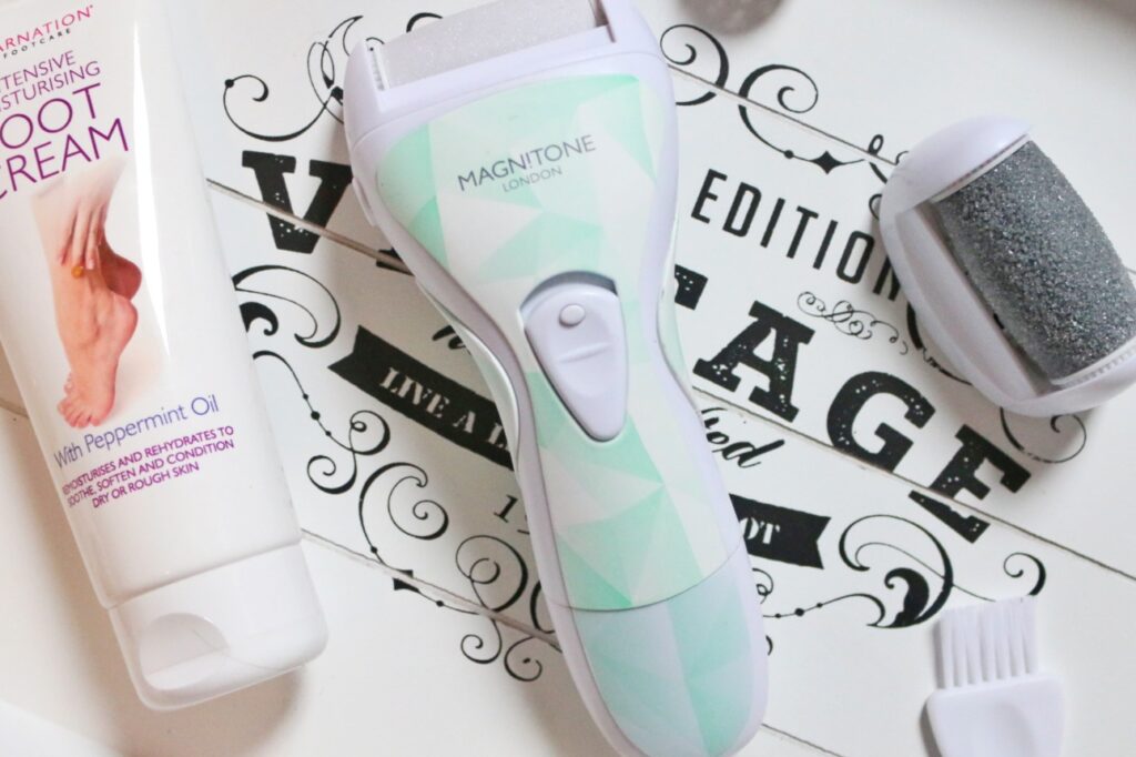 Photo of theWell Heeled Pedi from Magnitone on a white tray taken by Jordanne Ofaglasgowgirl