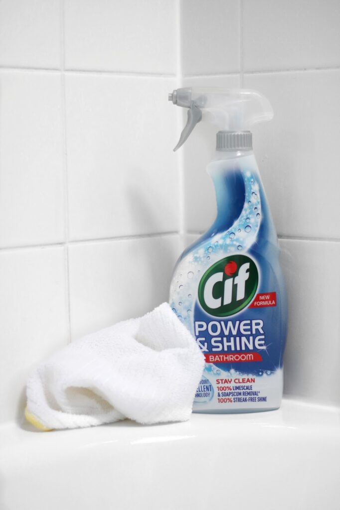 Close up photo of Cif Power & Shine Bathroom Cleaner