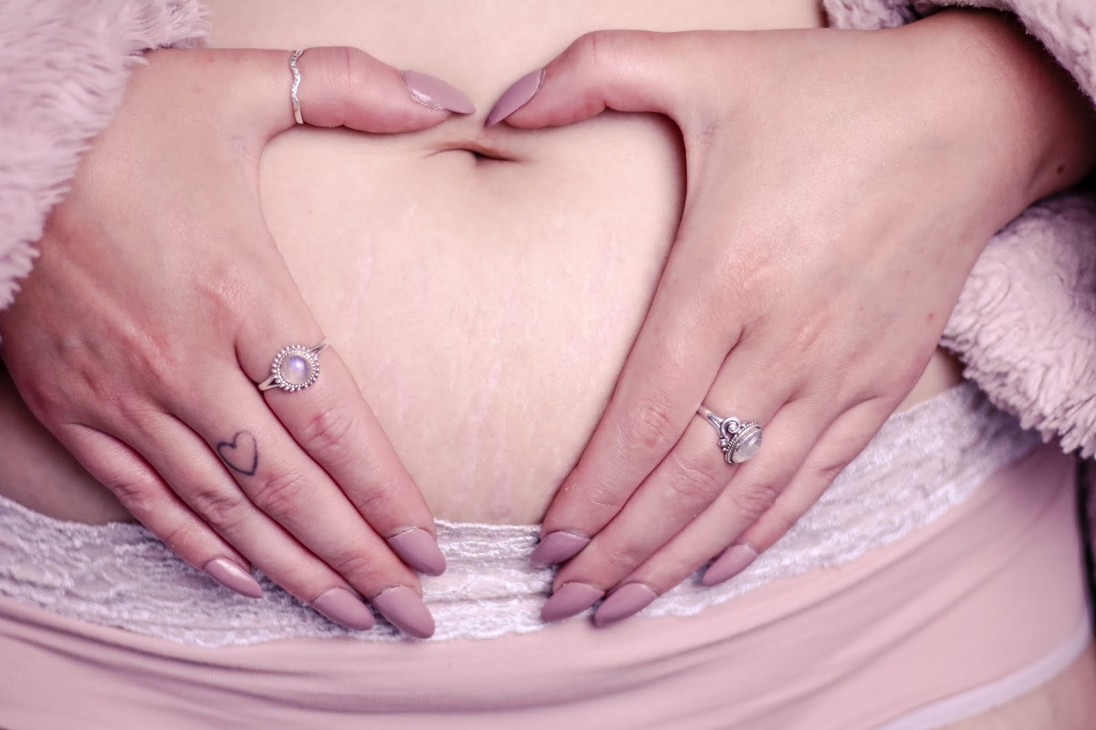 Body Confidence blog post on Thelifeofaglasgowgirl.co.uk extreme close up of Ofaglasgowgirl stretch marks on stomach
