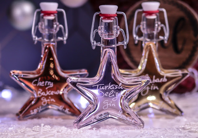 Close up of three Il Gusto miniatures