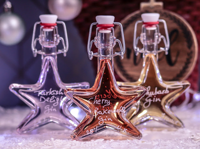 Close up of three Il Gusto miniatures