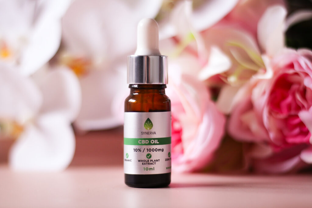 A close up photo of the Synerva 10% 1000mg cbd oil bottle