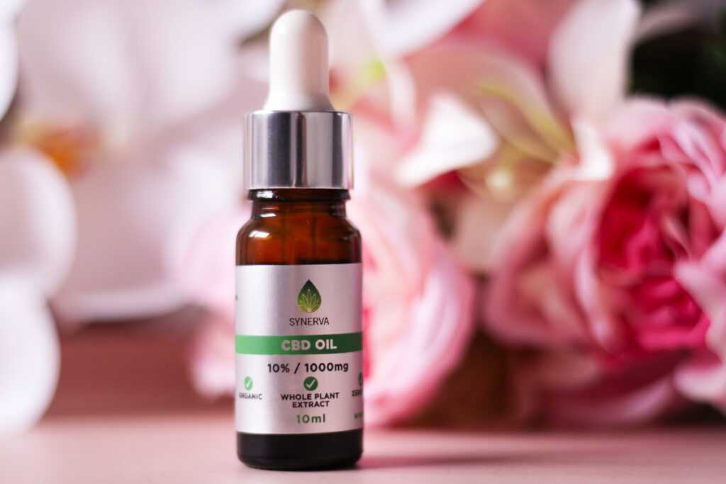 A close up photo of the Synerva 10% 1000mg cbd oil bottle