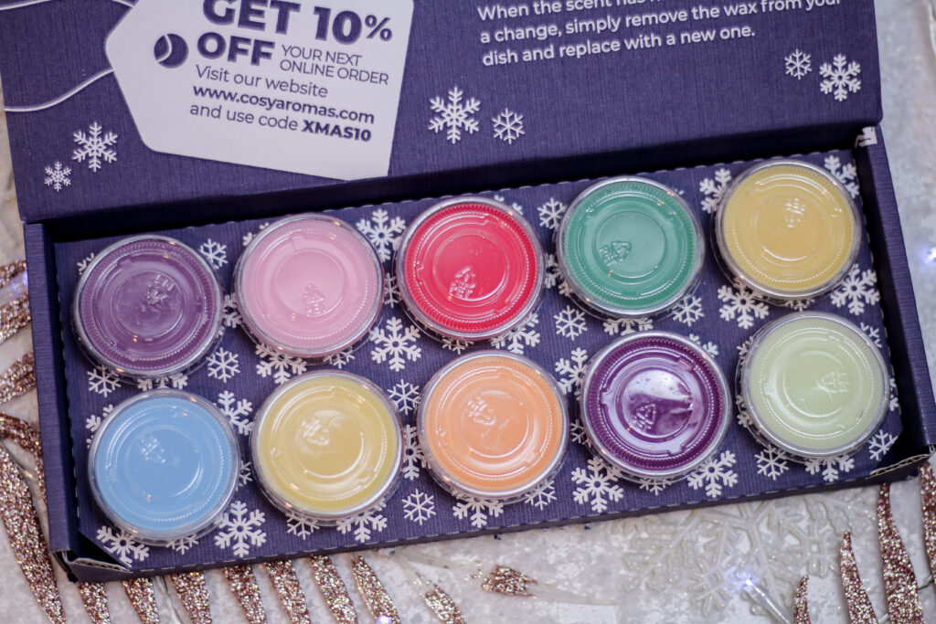 Birdseye photo of the Cosy Aromas Christmas Mini Melt Selection Box open